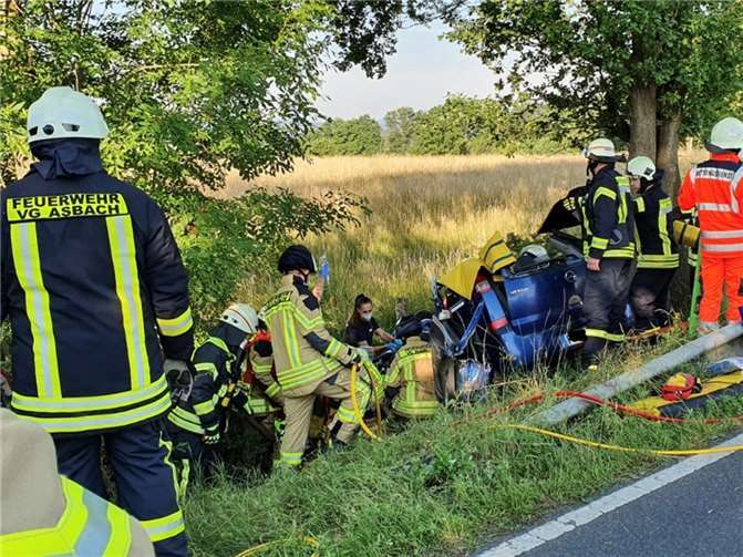 Auto prallt gegen Baum: Fahrer schwer verletzt Foto: FFW Asbach