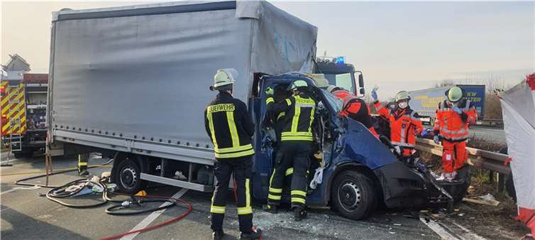Schwerer Unfall auf A3: Feuerwehr befreit schwer verletzten Fahrer Foto: FFW Königswinter