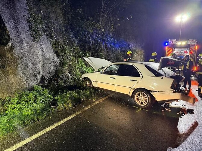 26.10.: Schwerer Unfall auf der B9 bei Remagen  Foto: Feuerwehr Remagen