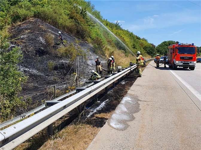 Feuer an der A3: Böschung in Brand geraten Foto: Feuerwehr VG Asbach