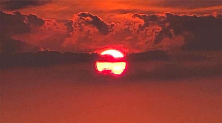 15.06.: Sonnenuntergang über Brohl-Lützing Foto: Florian Gammel