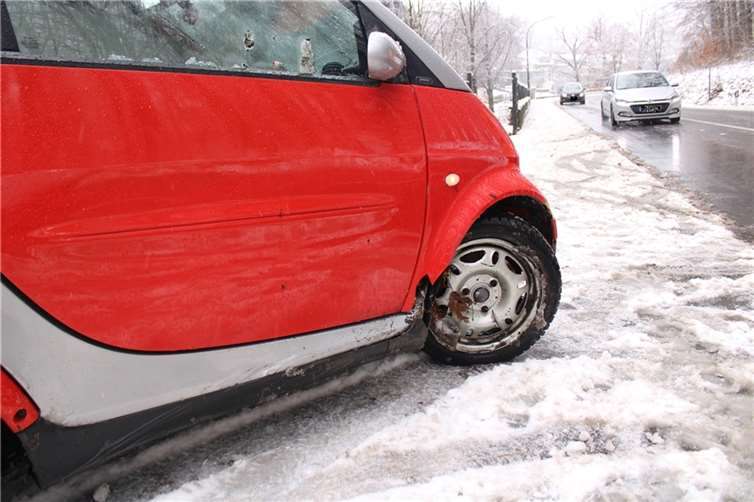 Rhein-Sieg-Kreis: Smart überschlägt sich auf schneeglatter Straße Foto: Kreispolizeibehörde Rhein-Sieg-Kreis