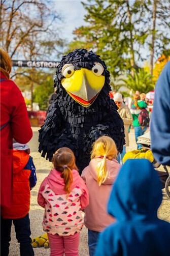Schatzsuche mit Rabe Rudi begeisterte die Kids im Kurpark Foto: Max Harrus