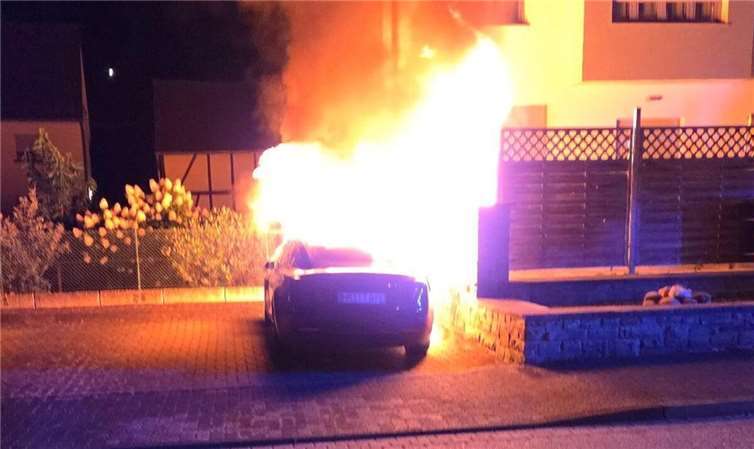 16.08.: Kreis Neuwied: E-Auto brennt komplett aus Foto: Peter Schäfer