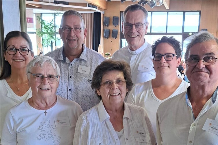 Foto: Pfarrgemeinderatsmitglieder (von links) Esther Nittenwilm, Monika Bermel, stellv. Vorsitzender Lothar Schmitz, Vorsitzende Monika Leinz, Pfarrer Norbert Missong, Schriftführerin Steffi Kennert und Erwin Haas waren beim Seniorenfest dabei.