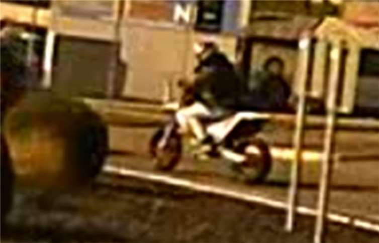Foto-Fahndung: Polizei sucht flüchtigen Motorradfahrer Foto: Polizei