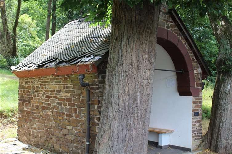 Dachrinnen aus Kupfer von Kapelle abgerissen Foto: Polizei
