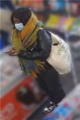 Foto-Fahndung: Wer kennt diese Frau? Foto: Polizei