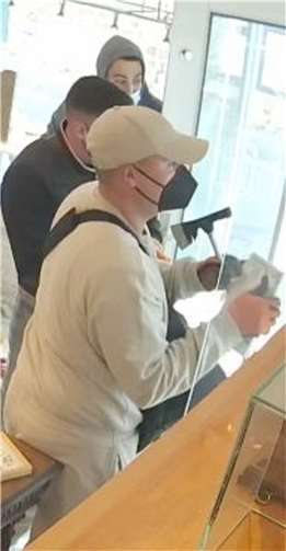 Foto-Fahndung: Wer kennt diese Männer? Foto: Polizei