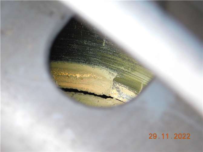 Stahlplatten nicht gesichert, Bremsscheiben gerissen: Sattelzug aus Osteuropa stillgelegt Foto: Polizei