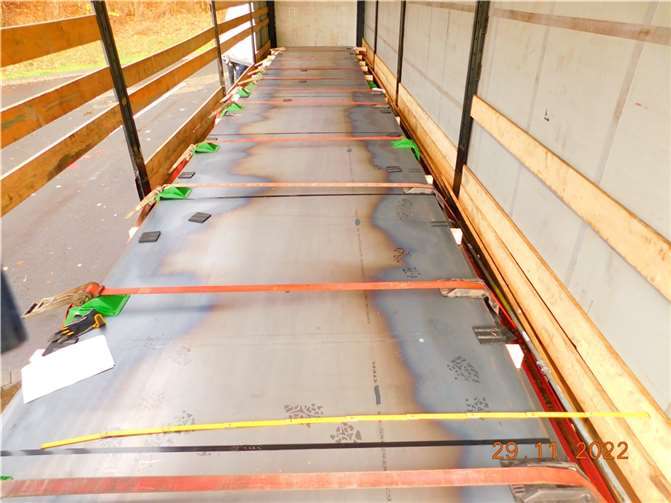 Stahlplatten nicht gesichert, Bremsscheiben gerissen: Sattelzug aus Osteuropa stillgelegt Foto: Polizei
