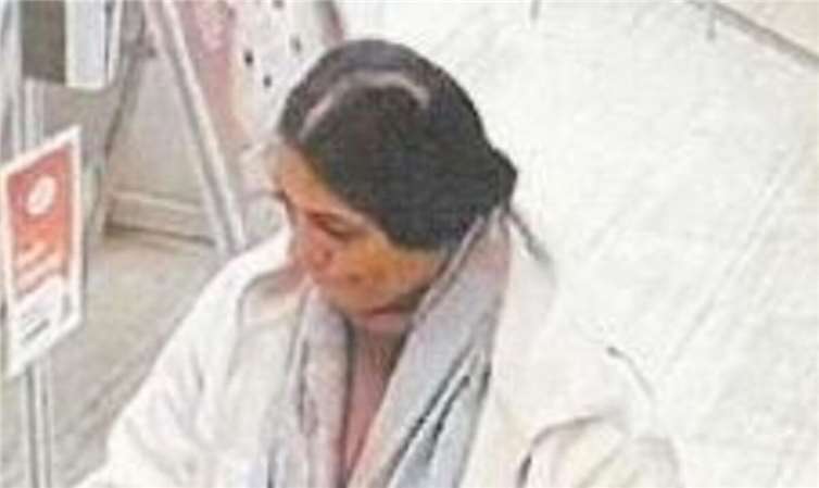 Foto-Fahndung: Wer kennt diese Frau? Foto: Polizei