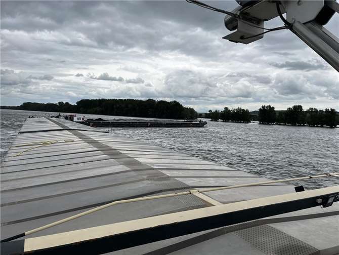 05.06.: Güterschiff auf dem Rhein havariert Foto: Polizei