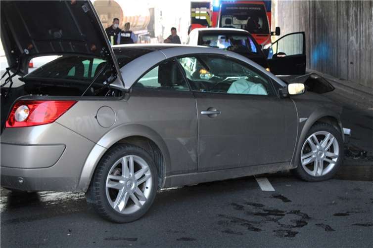 Lkw gerät in Gegenverkehr: 79-jährige nach Frontalzusammenstoss schwer verletzt Foto: Polizei Bonn