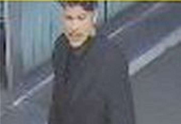 Foto-Fahndung: Wer kennt den Mann im schwarzen Mantel? Foto: Polizei Bonn