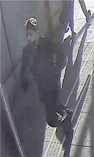 Foto-Fahndung: Wer kennt den Mann im schwarzen Mantel? Foto: Polizei Bonn