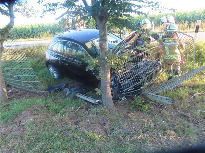 Autofahrt endet im Zaun Foto: Polizei Euskirchen