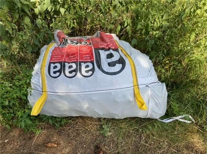 Westerwald: Müllsünder entsorgt Giftmüll auf Feldweg Foto: Polizeiinspektion Hachenburg