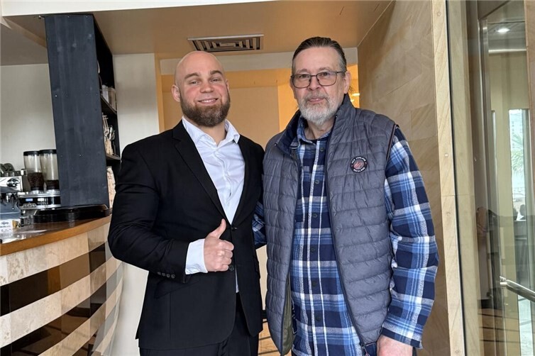 Foto, Prokect Vegan; GSL: Seit über 20 Jahren freundschaftlich verbunden, erst Spieler/Trainer, heute als Partner, Uwe Hochhalter von Project Vegan und Rudi Stieling von der Grundschulliga Rhein-Lahn e. V.