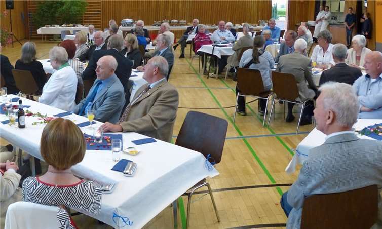 Foto (Schermer): Der BfM-Vorsitzende Klaus Jürgen Pusch begrüßte 65 Gäste zur Jubiläumsfeier in der Mehrzweckhalle Altendorf/Ersdorf. Wählervereinigung Bürger für Meckenheim (BfM)