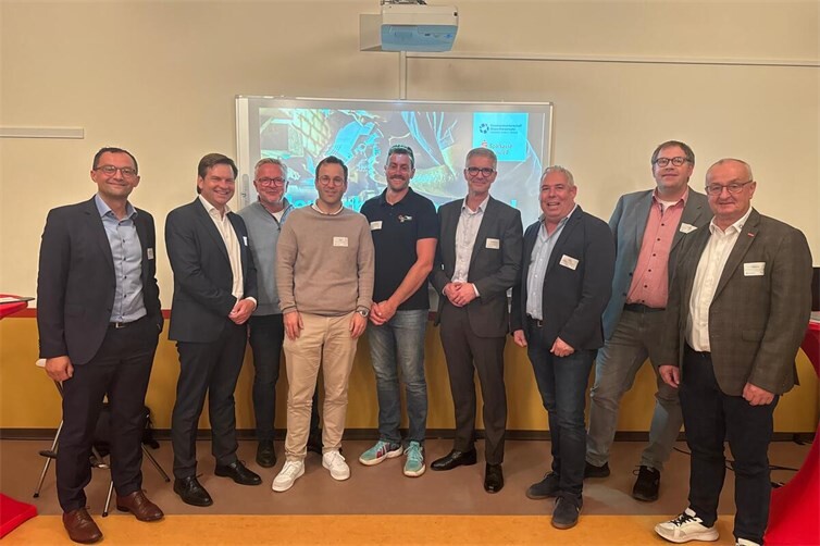 (Foto Sparkasse Neuwied -von links: Toni Dimitrievski Sparkasse Neuwied, Mark Sinkewitz Sparkasse Neuwied, Thomas Both, Sebastian Bothe Firma Matthias Both u. Sohn GmbH, Sven Gronewold Firma G & W Dachtechnik GmbH, Thomas Paffenholz Sparkasse Neuwied, Ralf Winn Kreishandwerksmeister, Michael Braun Hauptgeschäftsführer Kreishandwerkerschaft Rhein-Westerwald, Matthias Dahmen Kreishandwerkerschaft Rhein-Westerwald)