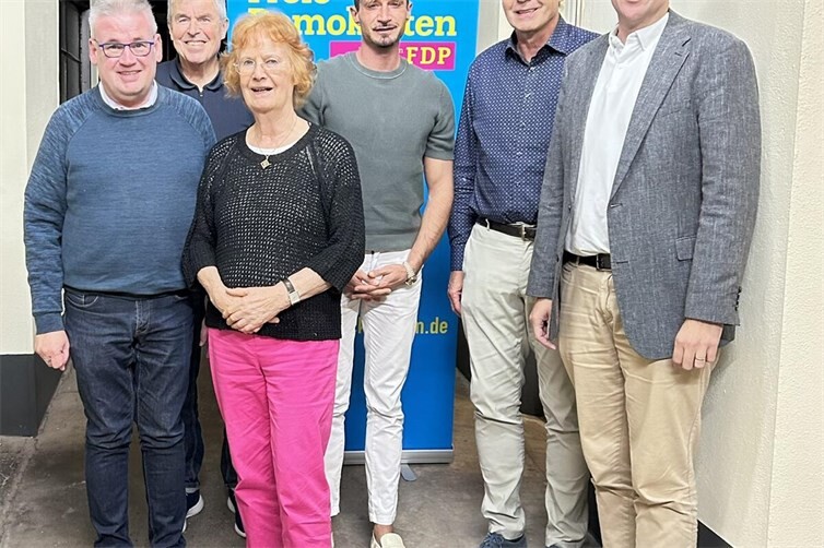 Foto: Stefan Fassbender gratulierte gemeinsam mit dem Kreisvorsitzenden Jörn Freynick und Dr. Marko-Christian Gbalou und Heribert Brauckmann dem neuen Vorsitzenden Anselm Schuster und Beisitzerin Bettina MuermannFoto: FDP Meckenheim