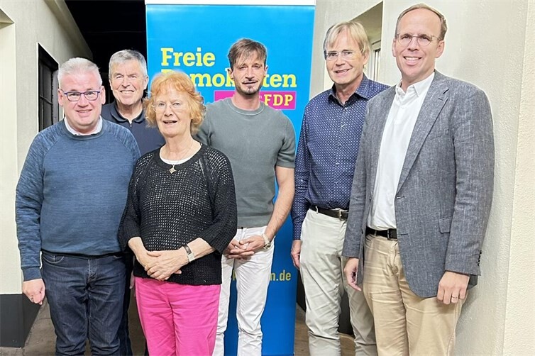 Foto: Stefan Fassbender gratulierte gemeinsam mit dem Kreisvorsitzenden Jörn Freynick und Dr. Marko-Christian Gbalou und Heribert Brauckmann dem neuen Vorsitzenden Anselm Schuster und Beisitzerin Bettina MuermannFoto: FDP Meckenheim