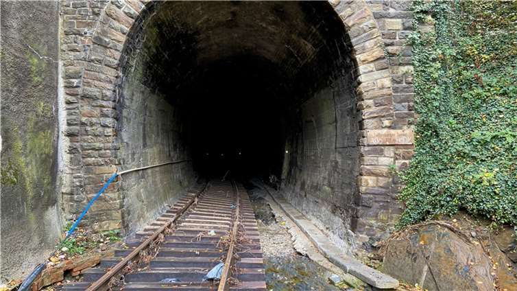 Drei Monate nach der Flut: So sieht die Strecke der Ahrtalbahn heute aus Foto: Ulrich Stumm / Ahrtalbahnfreunde