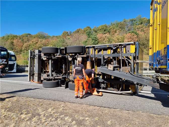 Unfall auf A48 bei Polch: Lkw-Anhänger kippt auf Fahrbahn Foto: Winkler TV