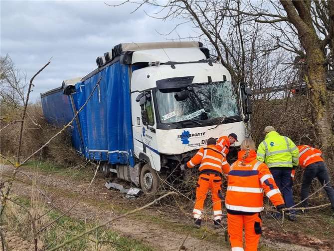 A 48: Schwerer Lkw-Unfall führt zu Verkehrsbehinderungen Foto: Winkler TV