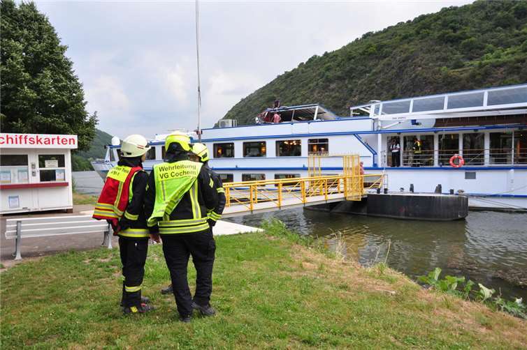 02.07.: Personenschiff kollidiert mit Brücke auf der Mosel Foto: Winkler TV