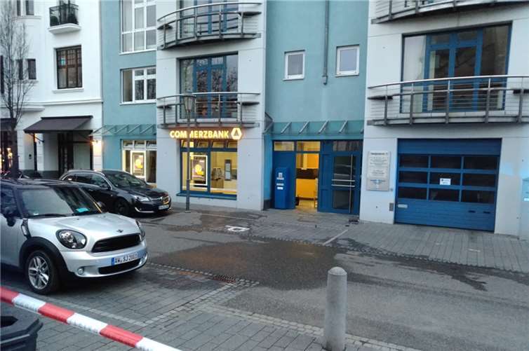 Sprengung in Commerzbank: Fahndung nach bewaffneten Tätern Foto: WinklerTV