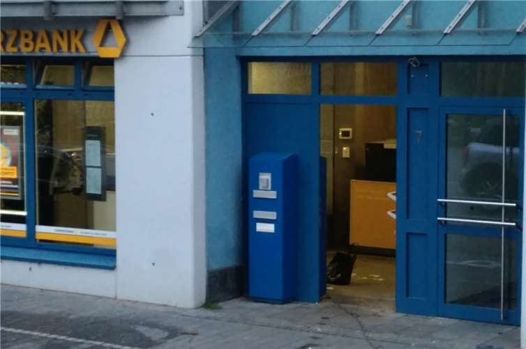 Sprengung in Commerzbank: Fahndung nach bewaffneten Tätern Foto: WinklerTV
