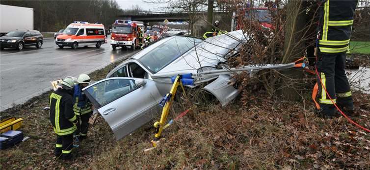 BLICK aktuell TV: Auto rast bei Mendig gegen einen Baum Foto: WinklerTV