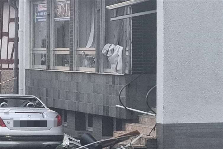 01.08.: Explosion in Mertloch: Unbekannte sprengen Geldautomaten Foto: WinklerTV