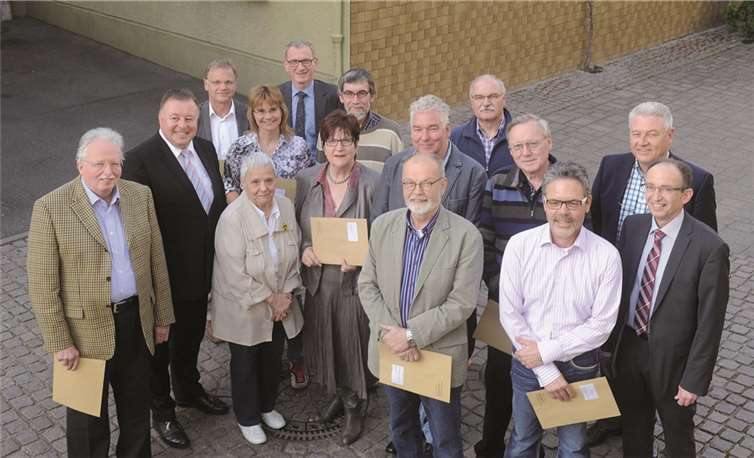 Foto: Zuschüsse in der Hand: Landrat Dr. Jürgen Pföhler (2.v.l.) überreichte 11.200 Euro Kreisförderung an zehn Vereine aus Bad Neuenahr-Ahrweiler.privat
