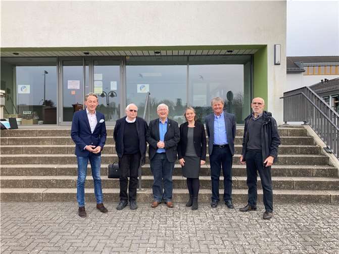 Foto des neuen Vorstandes mit dem Kuratoriumsvorsitzenden, Stadtbürgermeister Gerhard Hausen (3. v.l.) v.l.n.r.: Marc Ruland, Wolfgang Reeder, Sabine Köppe, Hanns Bölefahr und Georg. Walenciak.  Foto: privat