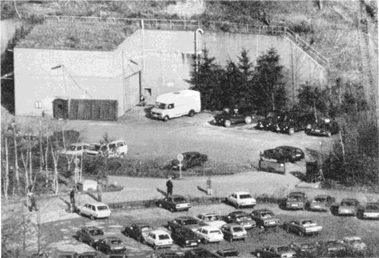 Foto des westdeutschen Regierungsbunkers (1981) aus dem Stasi-Archiv. Die Anlage war ein bevorzugtes Ziel der DDR-Überwachung, die neben Aufbau und technischer Einrichtung insbesondere einen Belegungsfall als „Indikator“ führte. „Eine Verlegung oder Bewegung Bonner Regierungsstellen Richtung Bunker galt als Anzeichen einer unmittelbaren Kriegsvorbereitung“, so Markus Wolf.  Quelle: BStU