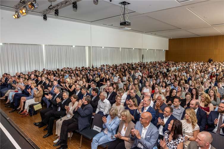 Foto in der Stadt- und Kongresshalle Vallendar mit den Absolventinnen, Absolventen und Gästen.  Quelle: Foto Seydel