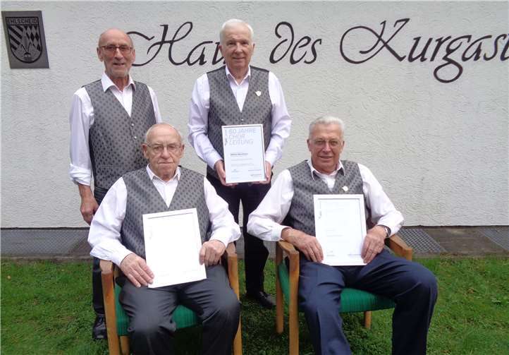 Foto mit den Jubilaren (sitzend links) Hermann Kley, rechts Wilfried Mohr, (dahinter stehend) 1.Vorsitzender Otfried Ehlscheid und Dirigent Wilfried Marschinke. Foto: privat