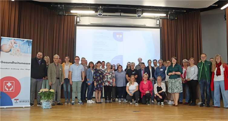 Foto mit der Bürgermeisterin der VG Wirges, der Fachstelle für Gesundheits- und Seniorenberatung der VG Wirges sowie jeweils einer Vertreterin/ einem Vertreter der Aussteller vor Ort.  Foto: Annette Brach/ VG Wirges
