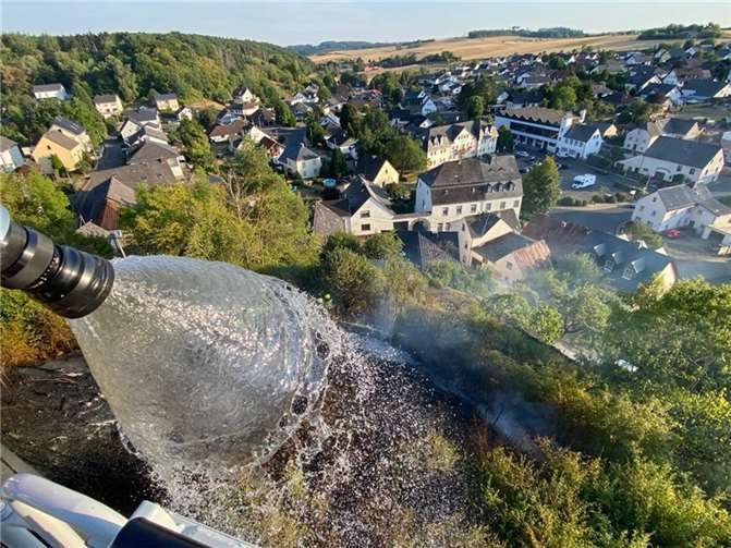 Ulmen: Flächenbrand unterhalb der Burgruine Foto: privat