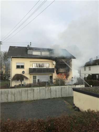 Verbrannter Leichnam, drei Personen mit Rauchgasvergiftung und hoher Sachschaden nach Wohnhausbrand in Altenkirchen Foto: privat