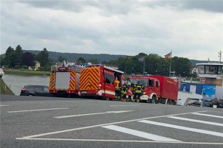 Großeinsatz bei Remagen: Treibendes Geisterboot auf dem Rhein Foto: privat