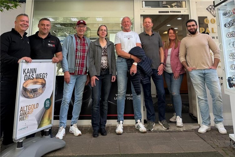 Foto (privat) v.l.n.r.: Yalcin Kumtepe, Emil Krezic, Jürgen Walbröl, Carmen Carduck, Olaf Wulf, Andreas Köpping, Herta Stiren und Nour Alhalabi vor dem Juweliergeschäft