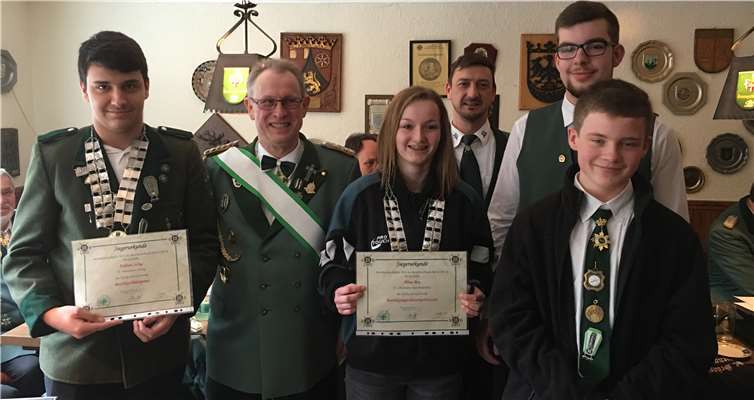 Foto v. l. : Fabian Schig (neuer Schülerprinz), Sigmund Belz (Bezirksbundesmeiste), Alina Beu (neue Junschützenprinzessin), Karsten Eller (stellv. Bezirksjungschützenmeister), Ben Frömgen (zweiter der Jungschützen), Joshua Könen (zweiter der Schülerschützen).privat