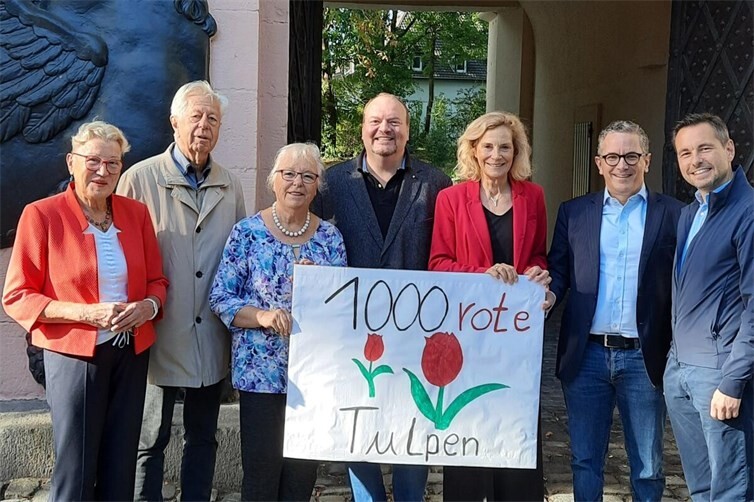 Foto v. l.: Für den Karthäuser Ortsring nehmen Ursula Schwerin, Harald Pohl und Roswitha Jung die Blumenspende von Thorsten Schneider, Anna Köbberling, Thorsten Rudolph und David Langner entgegen. 