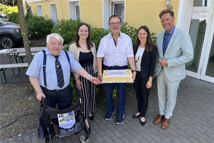 Foto: v. l. Josef Niethen, Vorstandsmitglied MIT Kreis Ahrweiler, Alexandra Wolff, stellvertretende Geschäftsführerin ZNS, Harald Monschau, Vorstandsmitglied MIT Kreis Ahrweiler, Magdalena Hülscher, Fundraising ZNS und Detlef Odenkirchen, stellvertretender Vorsitzender MIT Kreisverband Ahrweiler und Vorsitzender des MIT Bezirksverband Koblenz-Montabaur