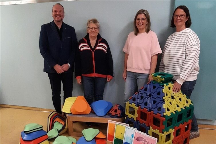 Foto v. l.:Thorsten Schneider und Anne Schumann-Dreyer vom Karthäuser Bürgerverein übergeben die neuen Spielsachen an die Kita-Leiterin Kathrin Ott und ihre Stellvertreterin Kathrin Bach.