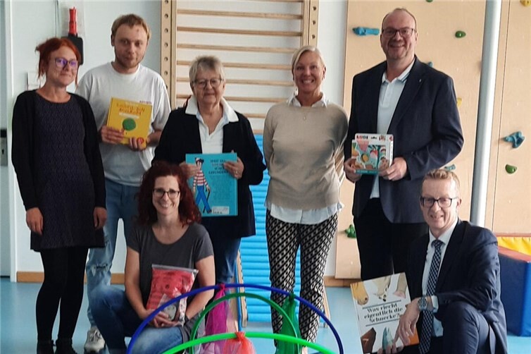 Foto v. r.:Thorsten Henkel, Thorsten Schneider, Anja Gross-Kölsch und Anne Schumann-Dreyer vom Karthäuser Bürgerverein übergeben die neuen Spielgeräte an Tina Ritter, Stefan Schramm und die Kita-Leiterin Daniela Mayer.
